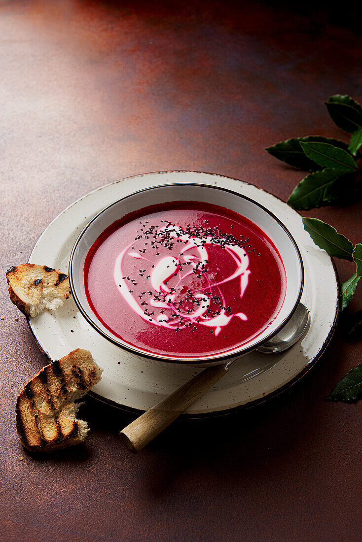 Rote-Bete-Suppe mit Joghurt und schwarzen Zwiebelsamen