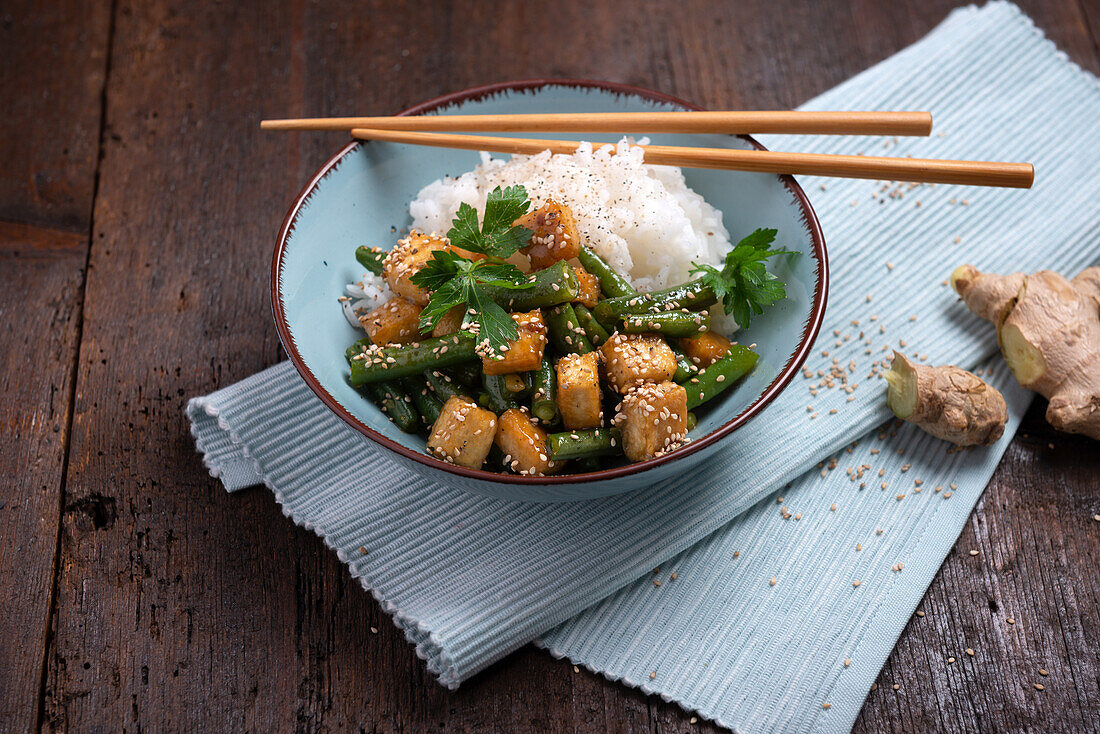 Marinierter, gebratener Tofu mit grünen Bohnen und Sesam