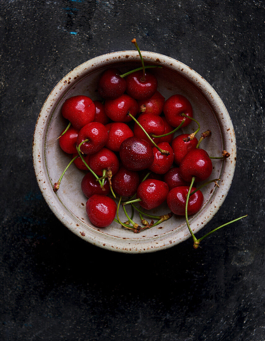 A bowl of Fresh sweet cherries