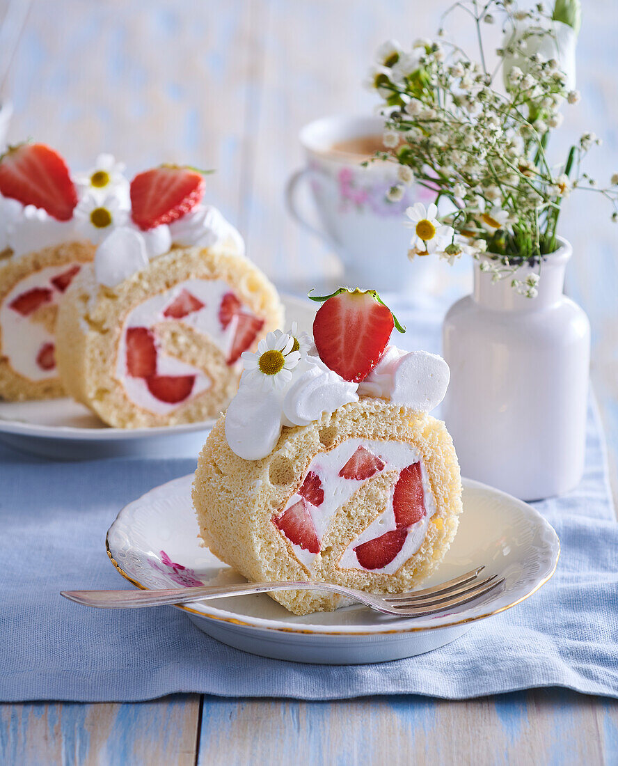 Erdbeer-Biskuitroulade