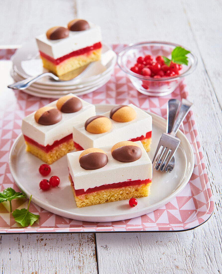 Frischkäseschnitte mit Johannisbeermarmelade dekoriert mit Plätzchen