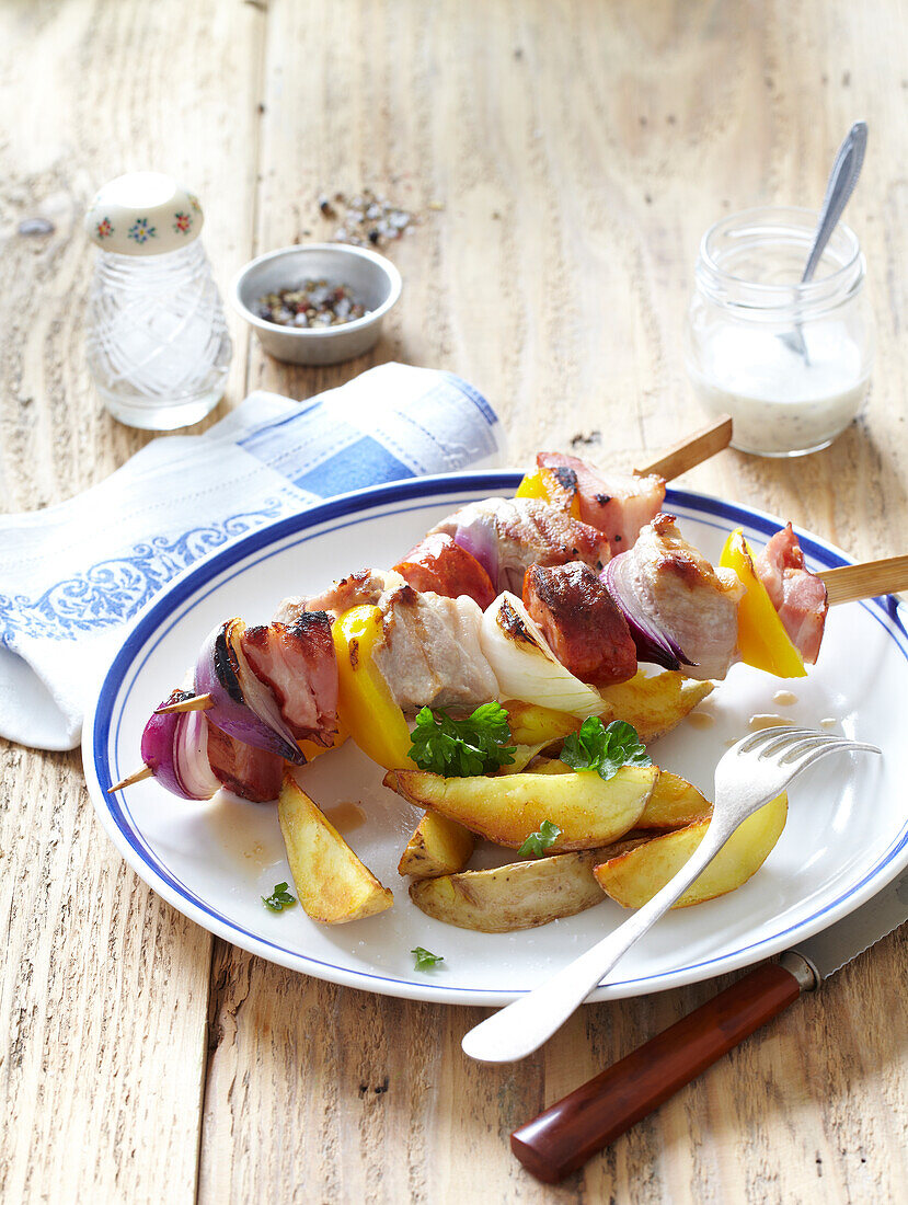 Schweinefleisch-Paprika-Spieße aus dem Ofen