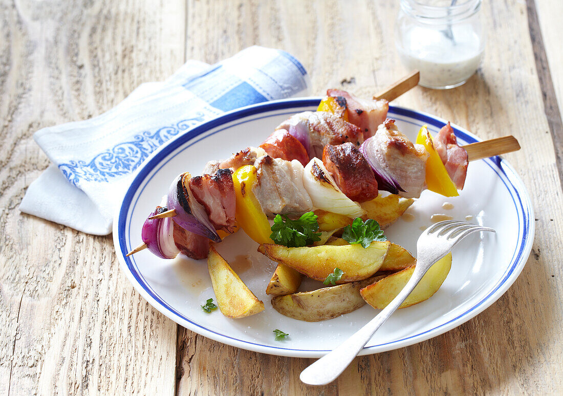 Schweinefleisch-Paprika-Spieße aus dem Ofen