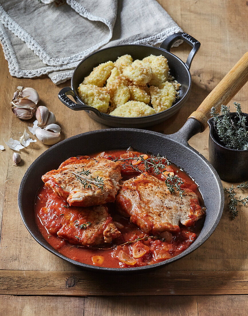 Schweinekoteletts mit Tomaten und gerösteten Gnocchi