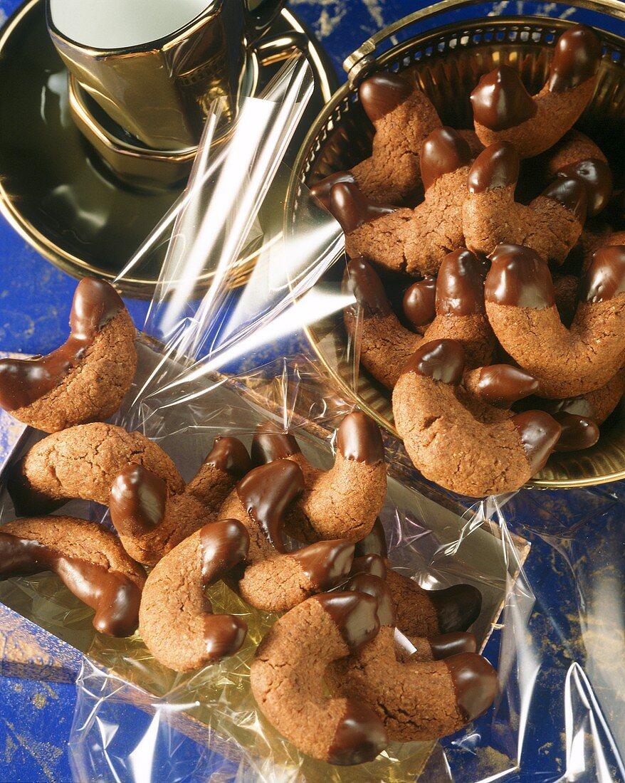 Schokoladenkipferl in goldener Schale & in Geschenkverpackung