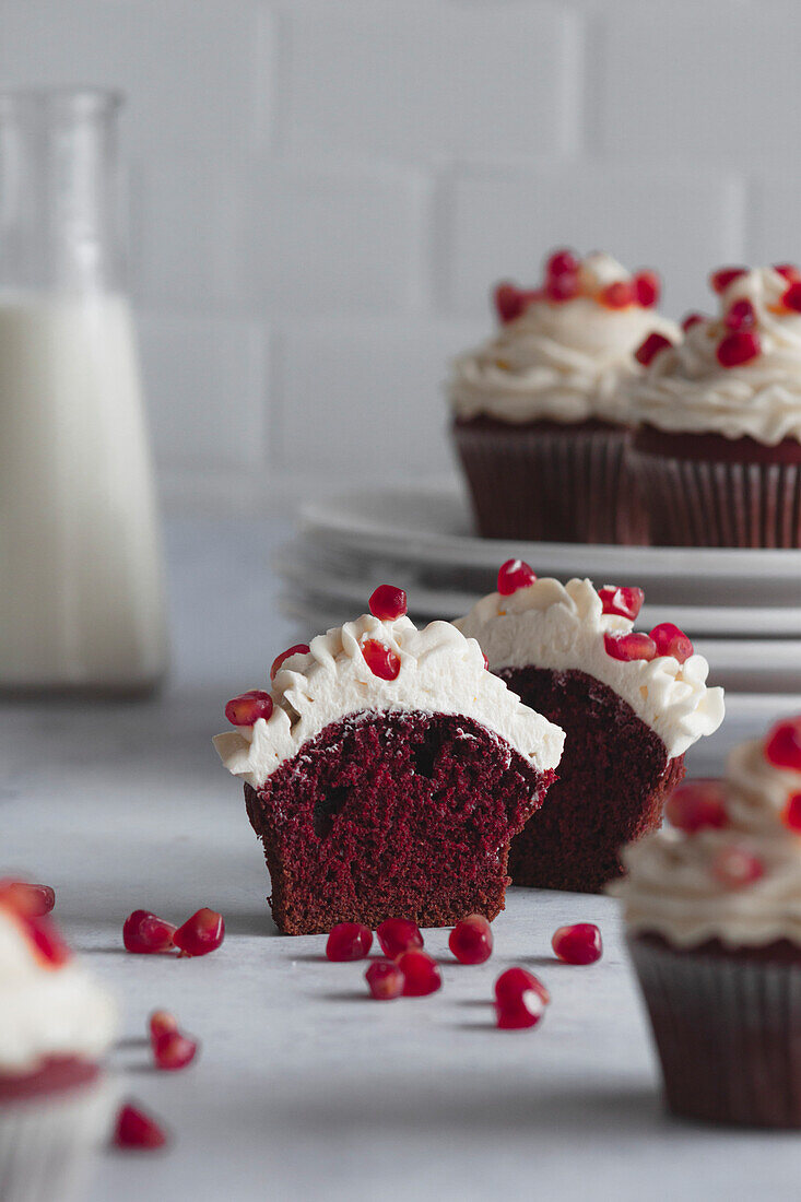 Red-Velvet-Cupcakes mit Granatapfelkernen