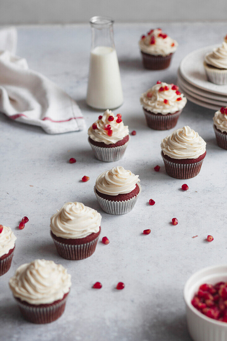 Red-Velvet-Cupcakes mit Granatapfelkernen