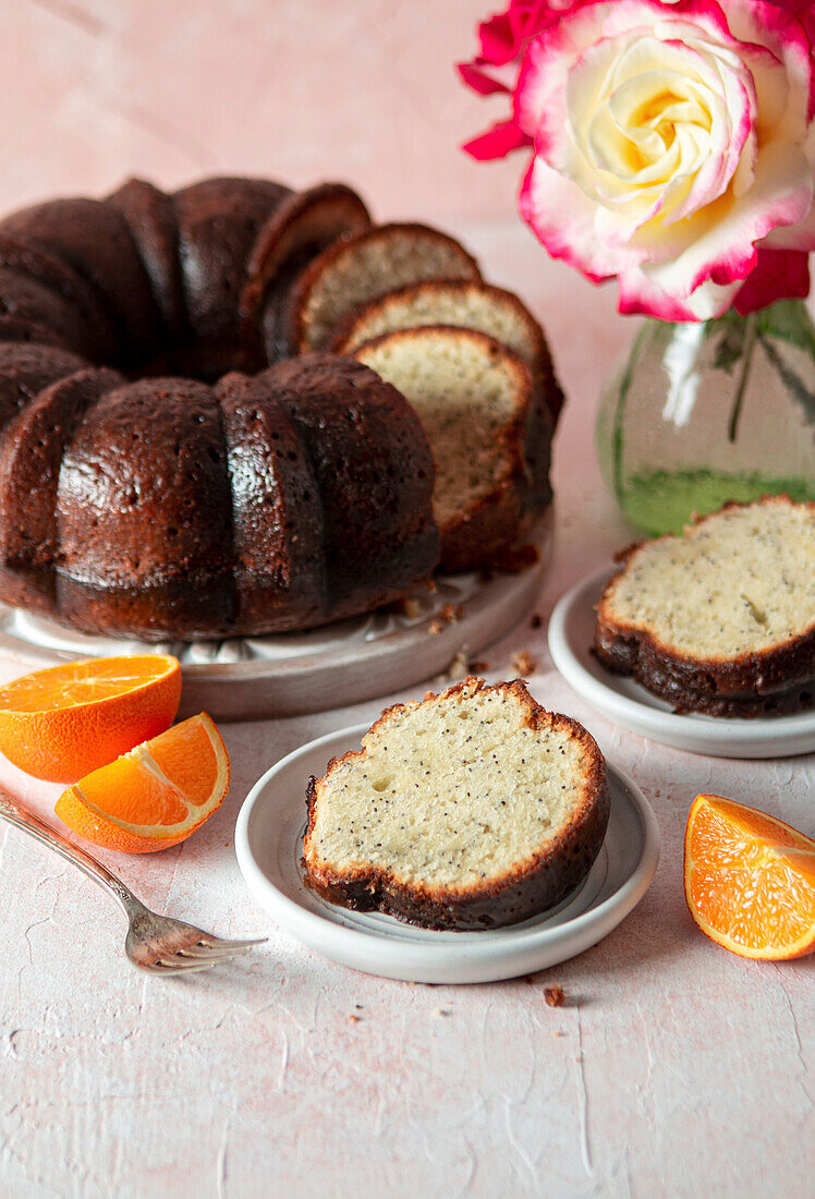 Bundt Cake mit Mandeln, Orangen und Mohn, angeschnitten