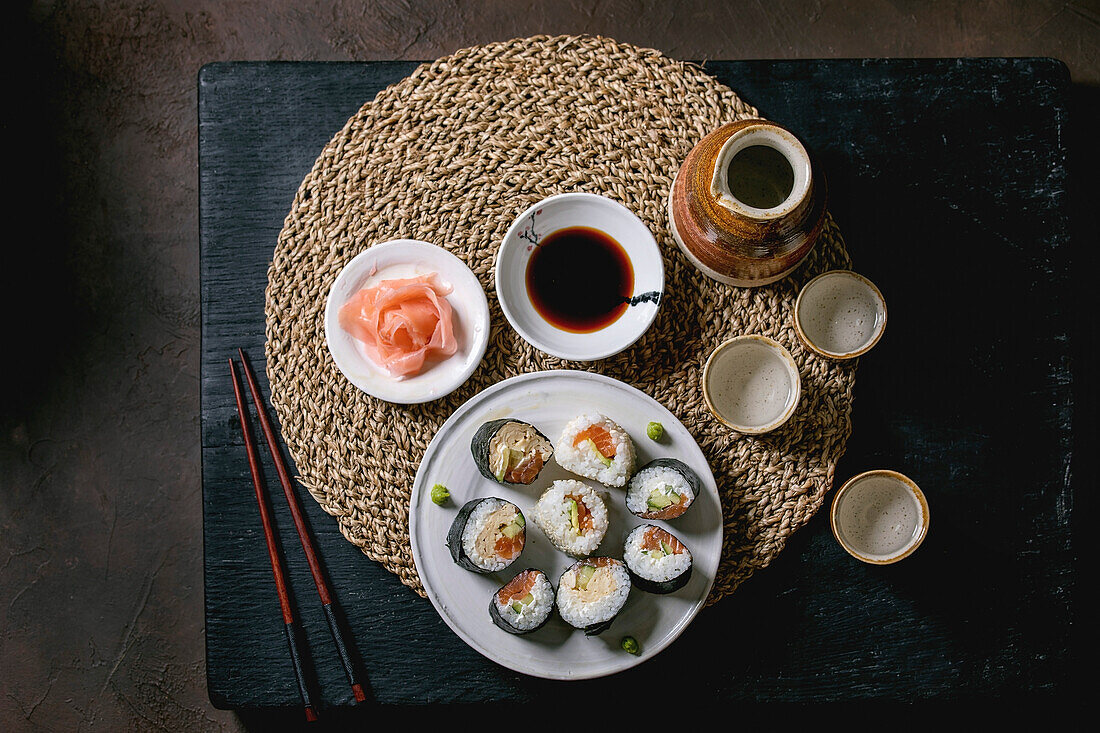 Sushi mit Lachs, Omelett und Avocado dazu Ingwer und Sojasauce