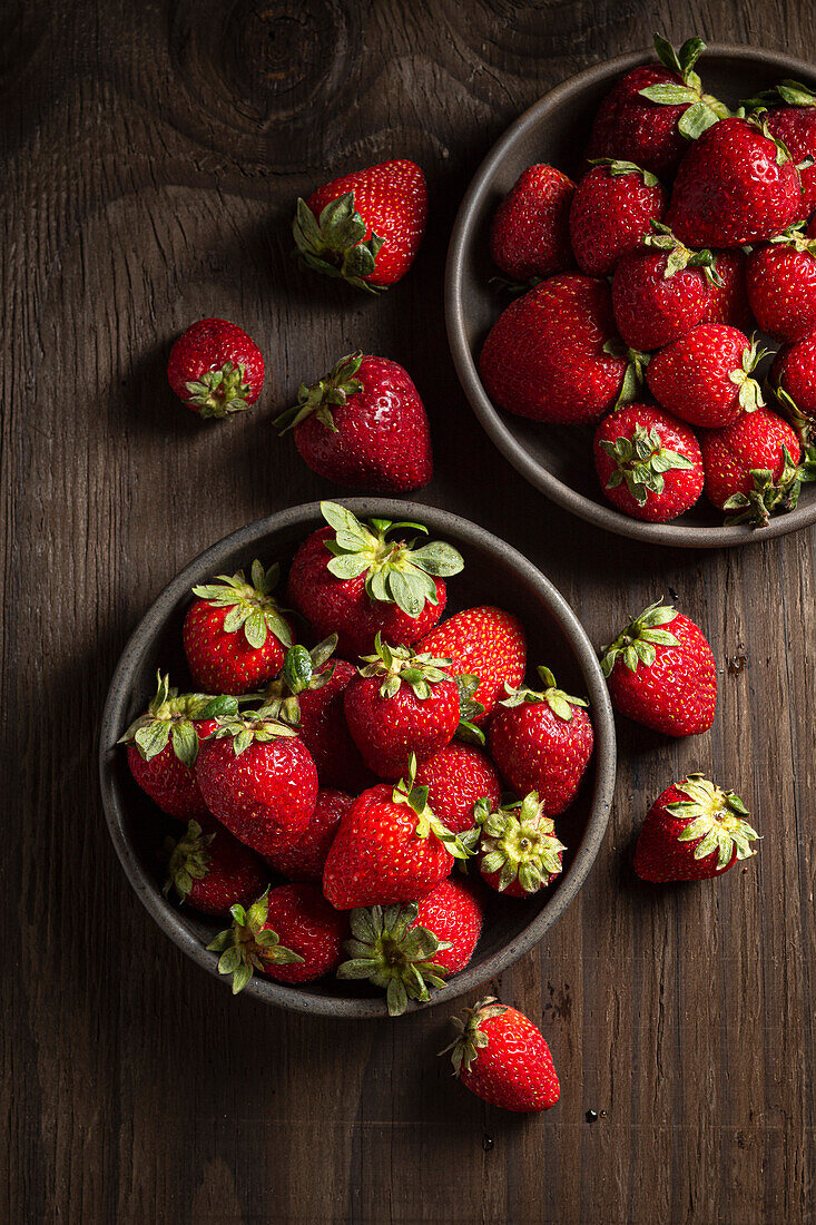 Frische Erdbeeren in dunklen Schalen