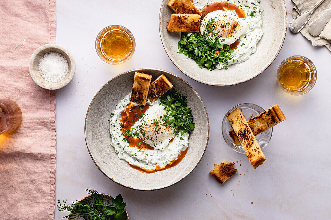 Türkische Eier, serviert mit geröstetem Brot und Schwarztee