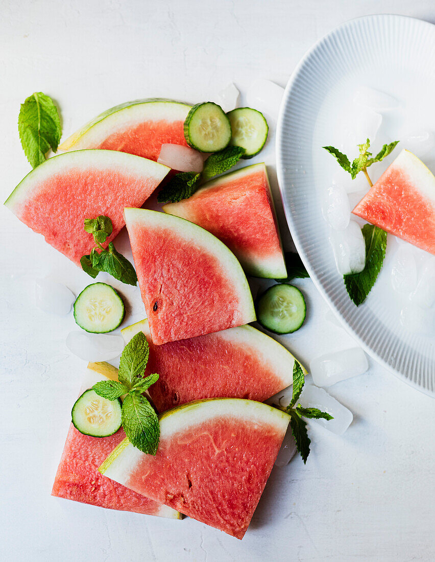 Wassermelonen- und Gurkenscheiben mit Minze