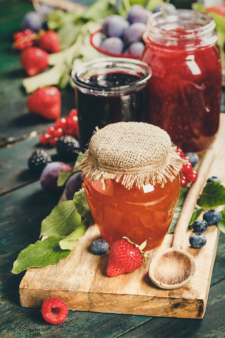 Verschiedene Obst- und Beerenmarmeladen mit Zutaten