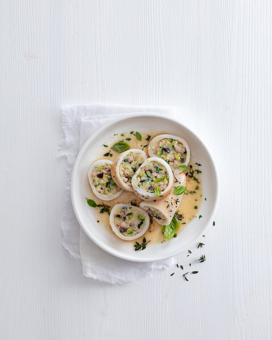 Tintenfisch gefüllt mit Rosinenreis und Pinienkernen