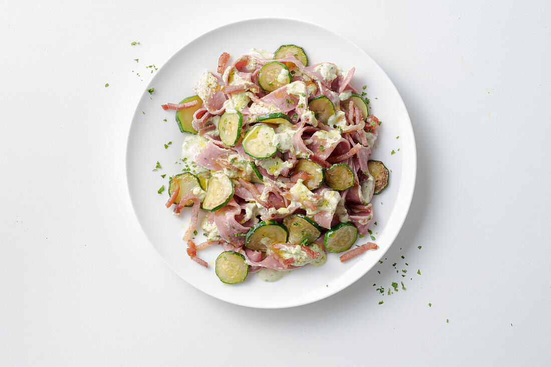 Rosa Pappardelle (Rote-Bete-Nudeln) mit Zucchini, Robiola und Speck