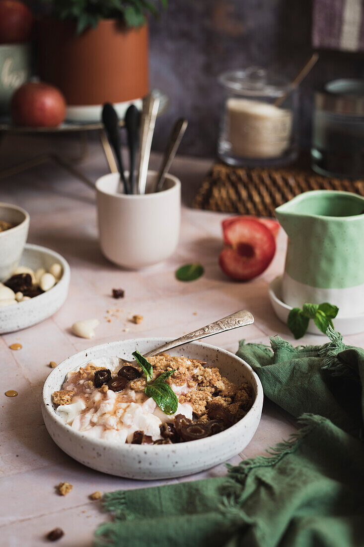 Müsli mit Joghurtparfait und Datteln zum Frühstück