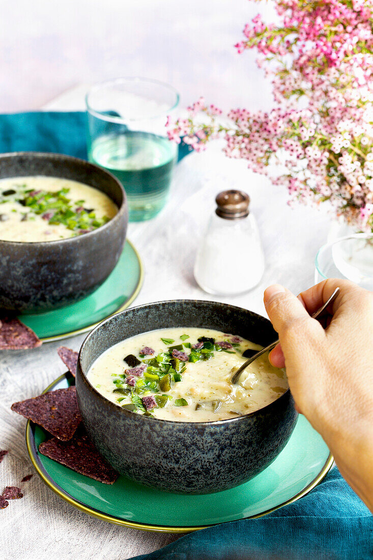 Weiße Bohnensuppe mit gerösteter Poblano und Koriander