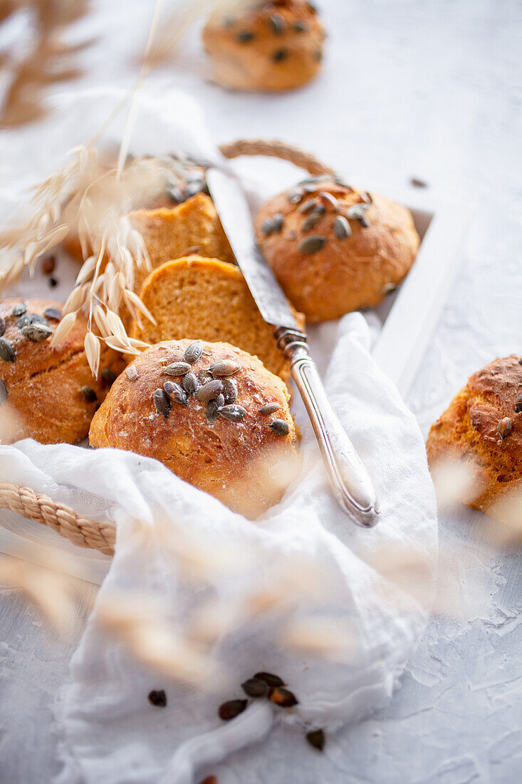 Karottenbrötchen mit Kürbiskernen