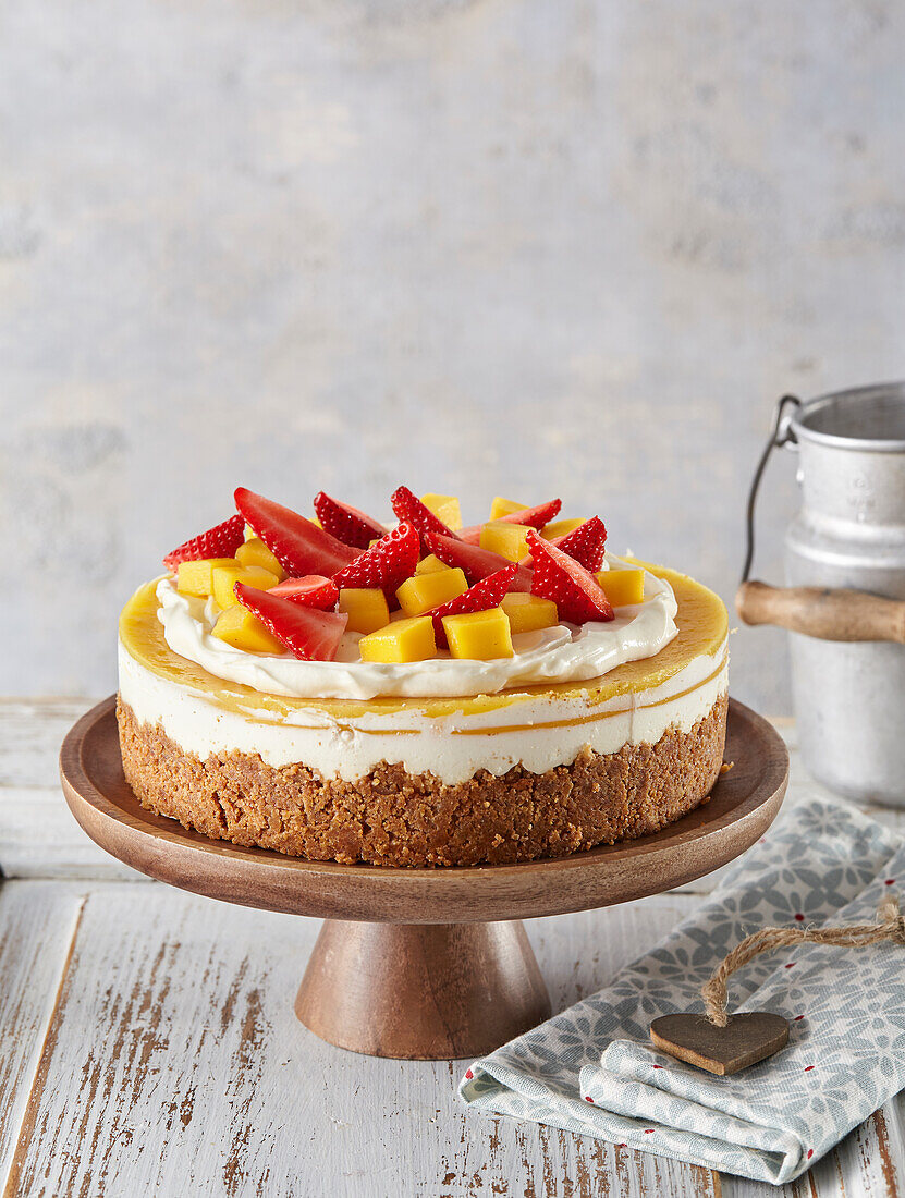 Mango-Erdbeer-Torte (No bake) – Bilder kaufen – 13462175 StockFood