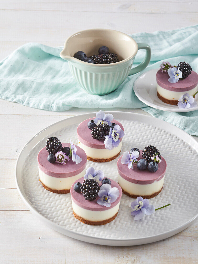 No bake blueberry and blackberry mini cakes