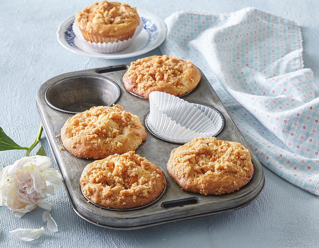 Muffins with apricot and almond crumble