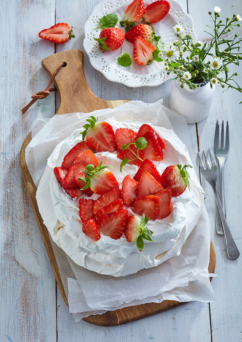 Meringue Pavlova with strawberries