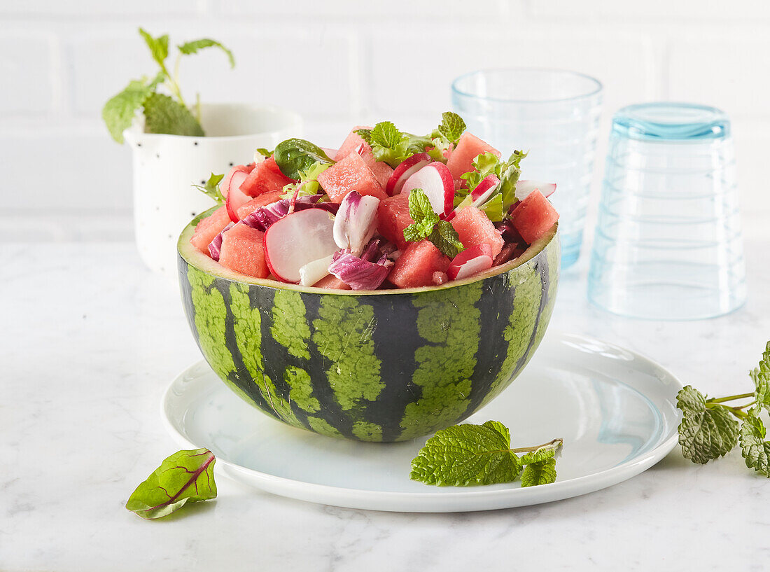 Melonen-Radieschen-Salat in ausgehöhlter Melonenhälfte