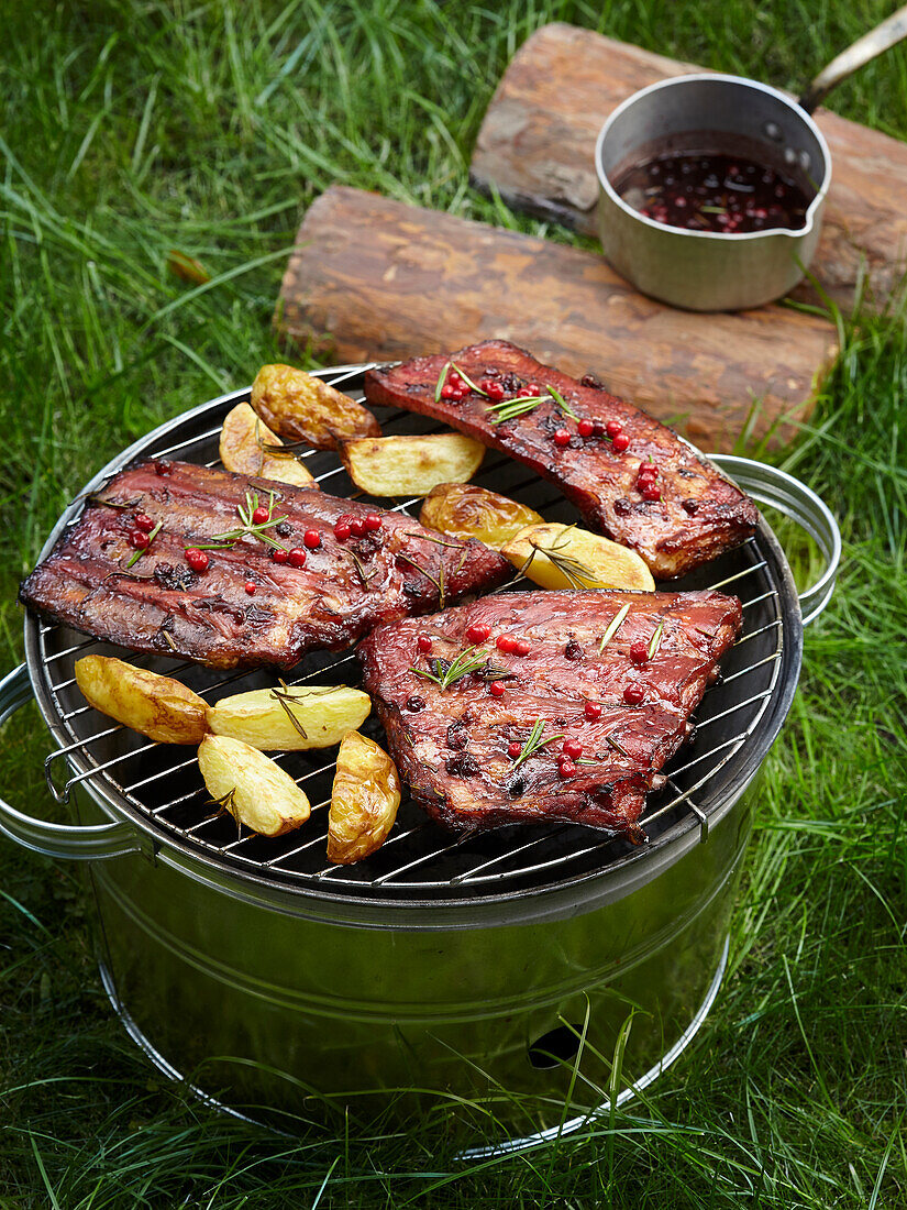 Gegrillte Schweinerippchen mit Preiselbeeren