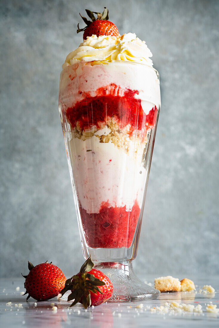 Erdbeer-Shortcake-Eisbecher