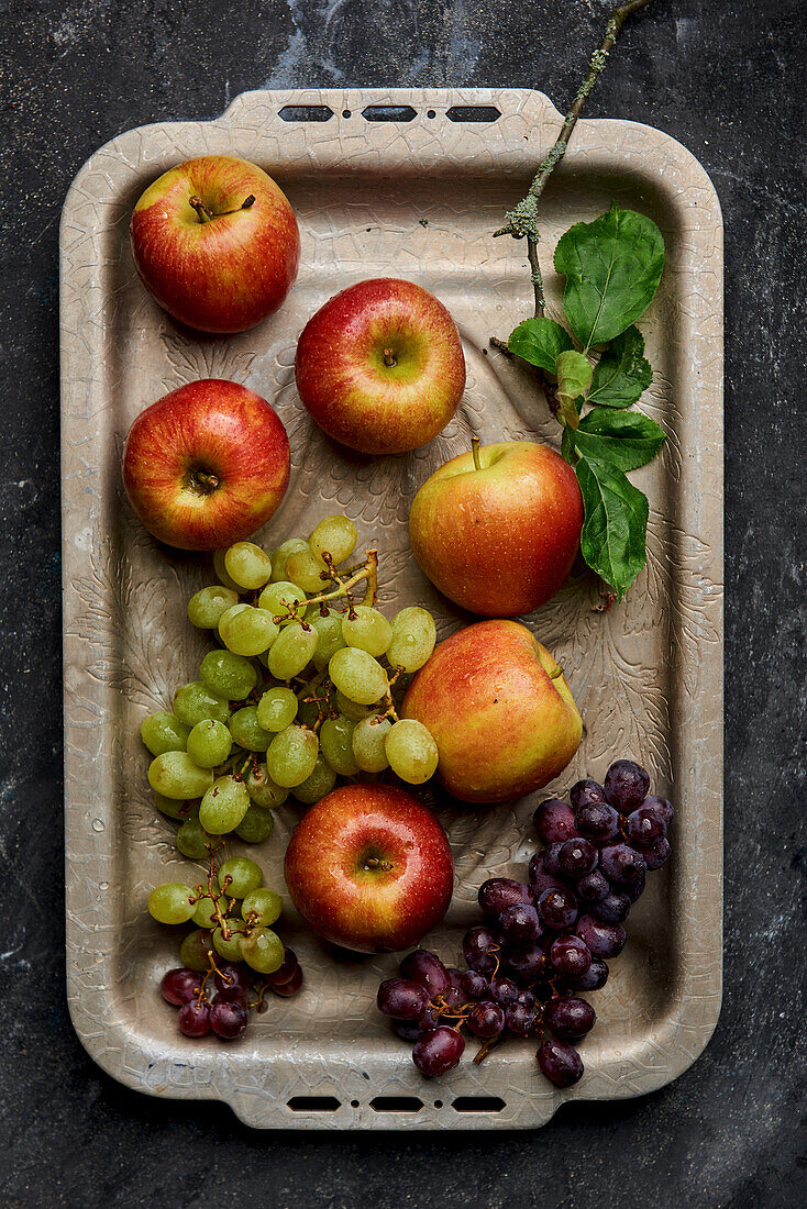 Braeburn-Äpfel und Weintrauben