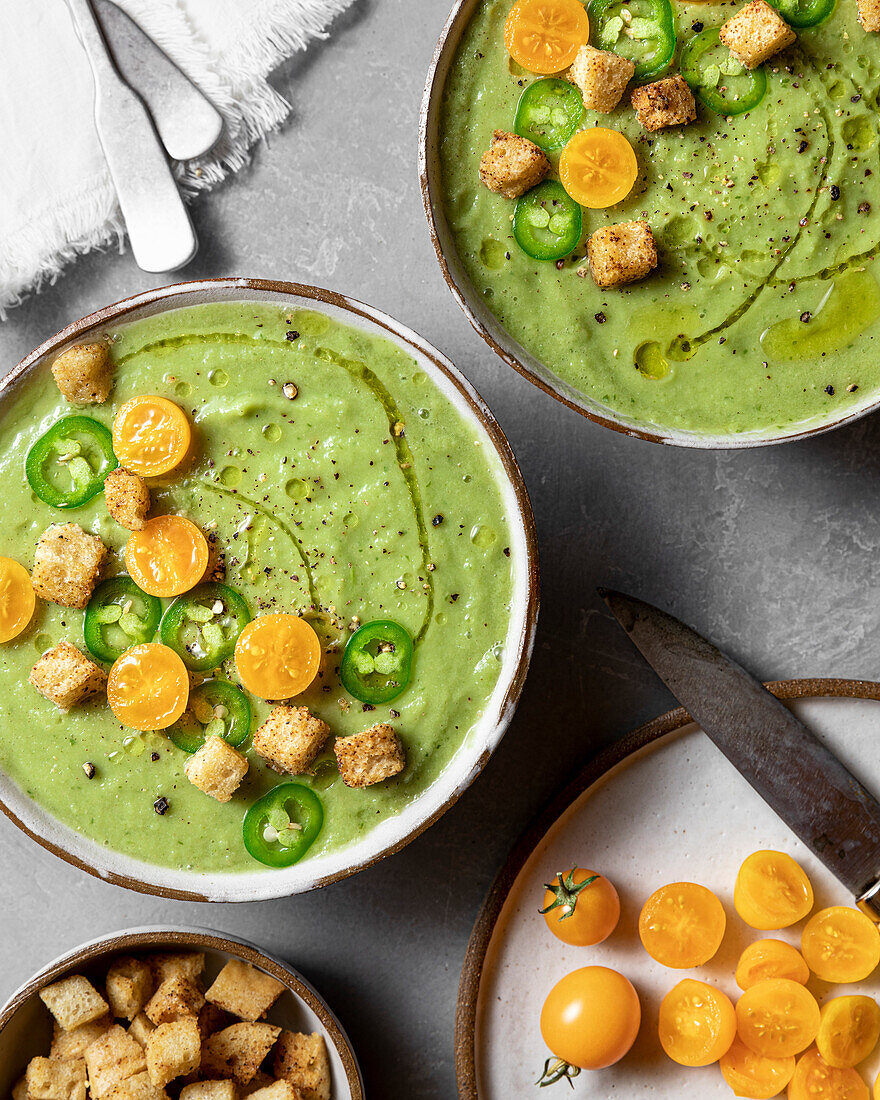 Grüne Tomatillo-Gazpacho mit Toppings