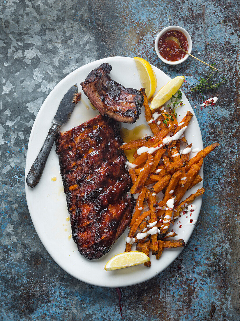 Schweinerippchen mit Süßkartoffel-Pommes und Chilimarmelade