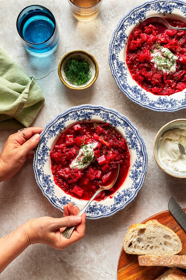 Borschtsch mit Creme fraiche und Dill