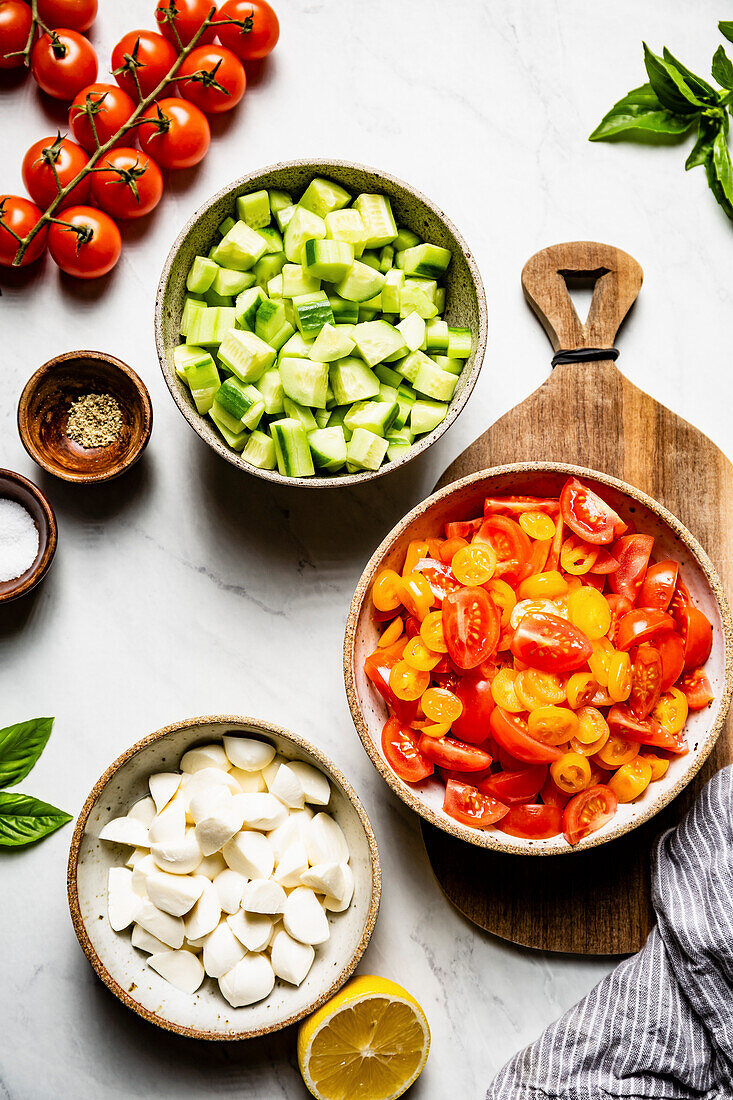 Zutaten für Salat mit Gurken, Tomaten und Mozzarella