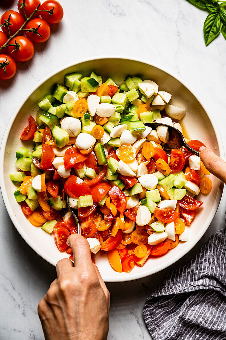 Salat mit Gurken, Tomaten und Mozzarella