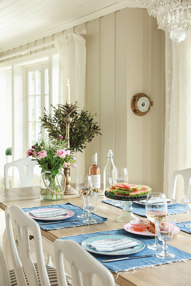 Summery table with blue placemats in dining room