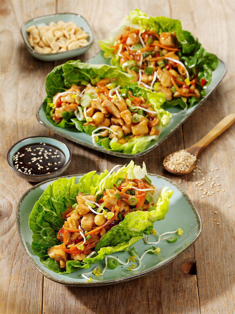 Asiatisches Teriyaki-Hähnchen in Salatwraps