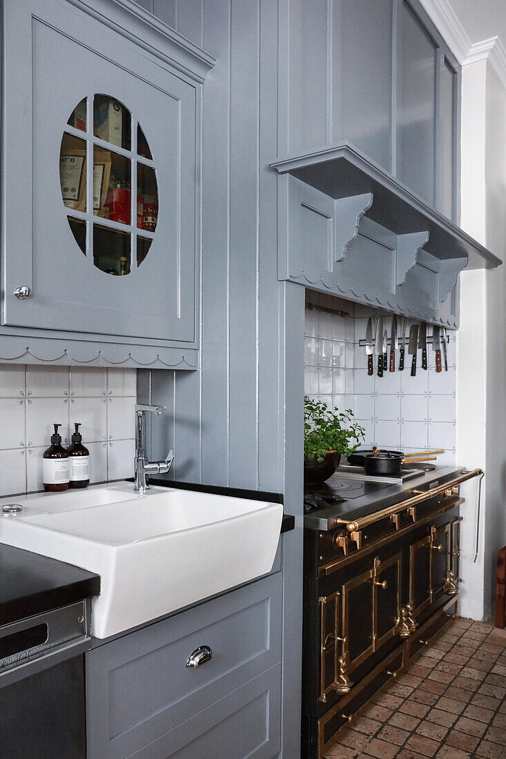 Fitted kitchen with grey cupboards and kitchen range