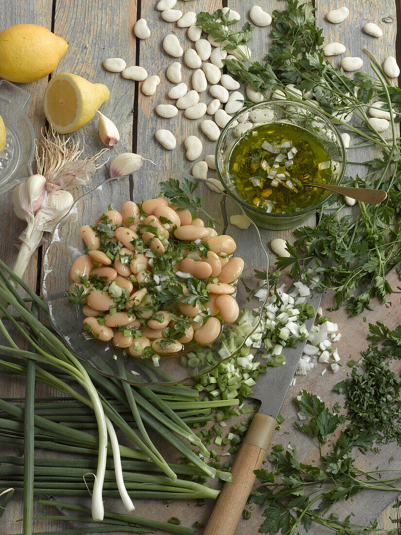 Salat mit weißen Bohnen, Frühlingszwiebeln, Knoblauch und Kräutern