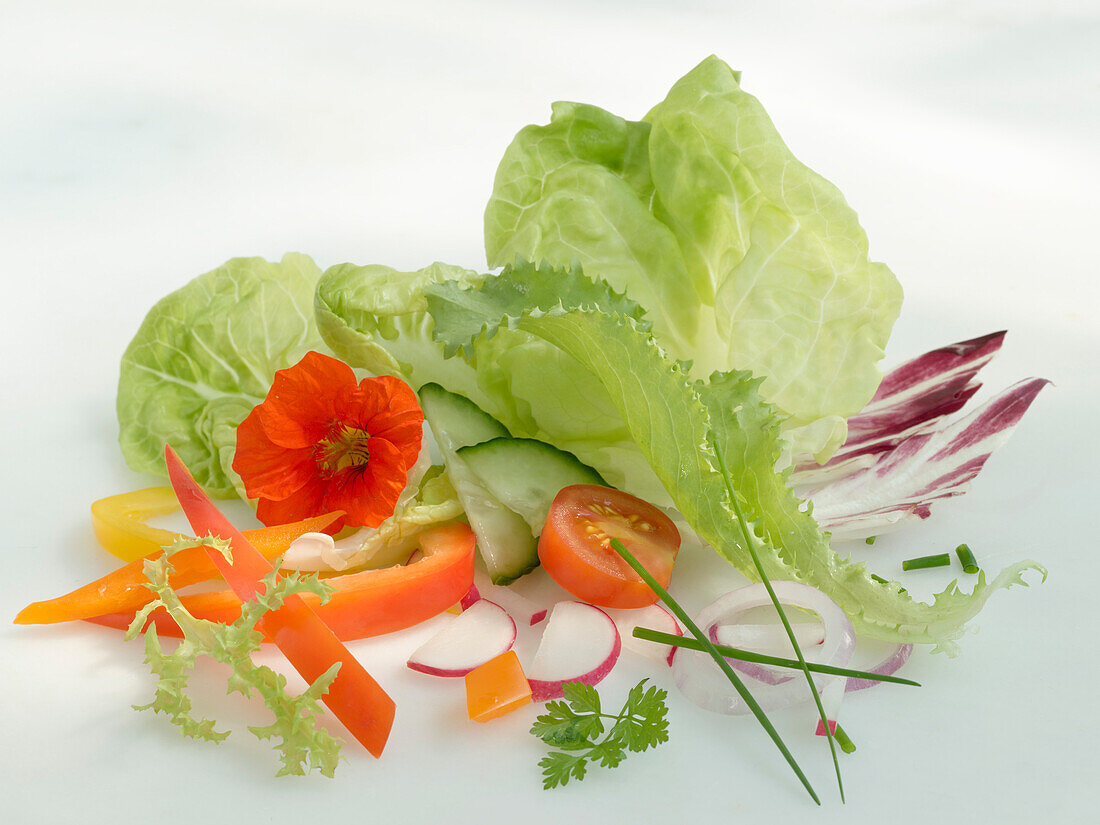Hellgrüner Salat und verschiedene andere Salatzutaten
