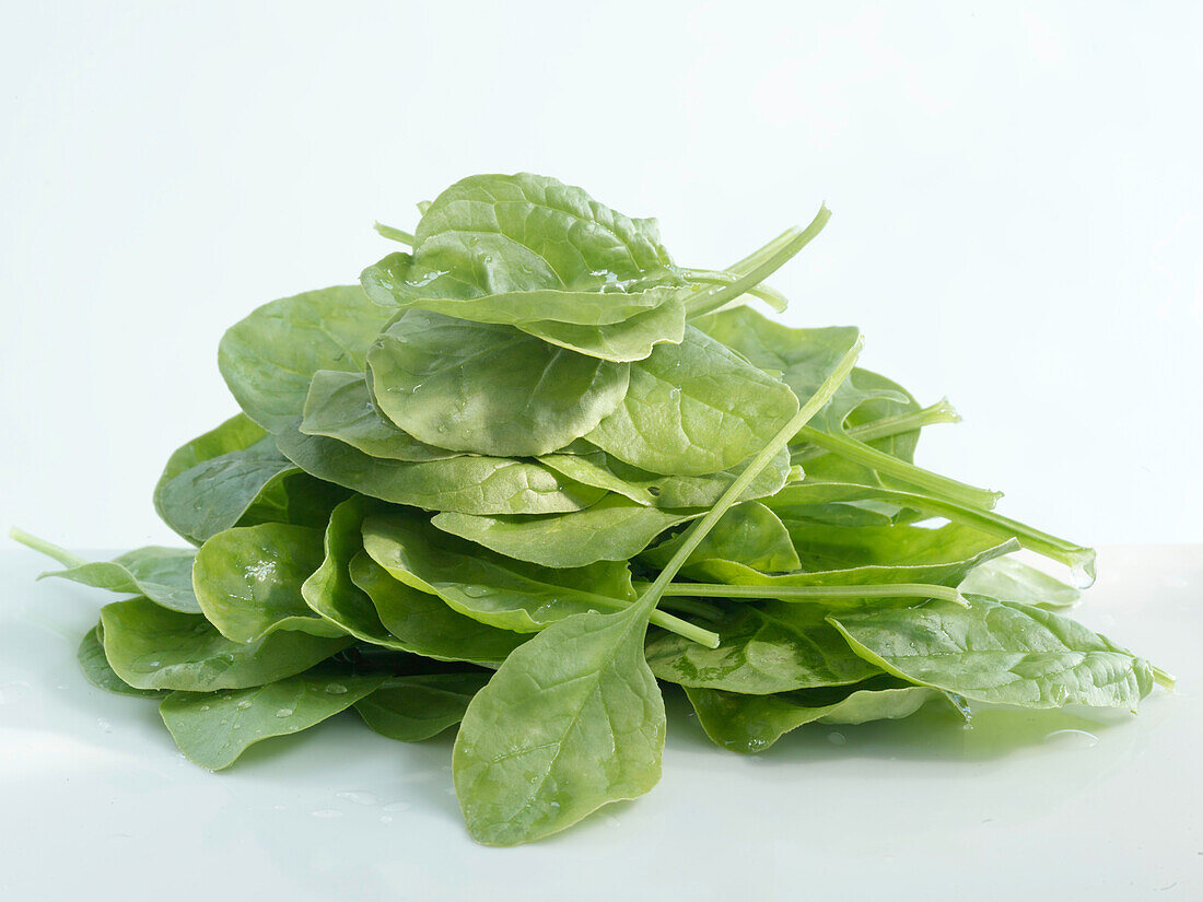 A heap of spinach leaves