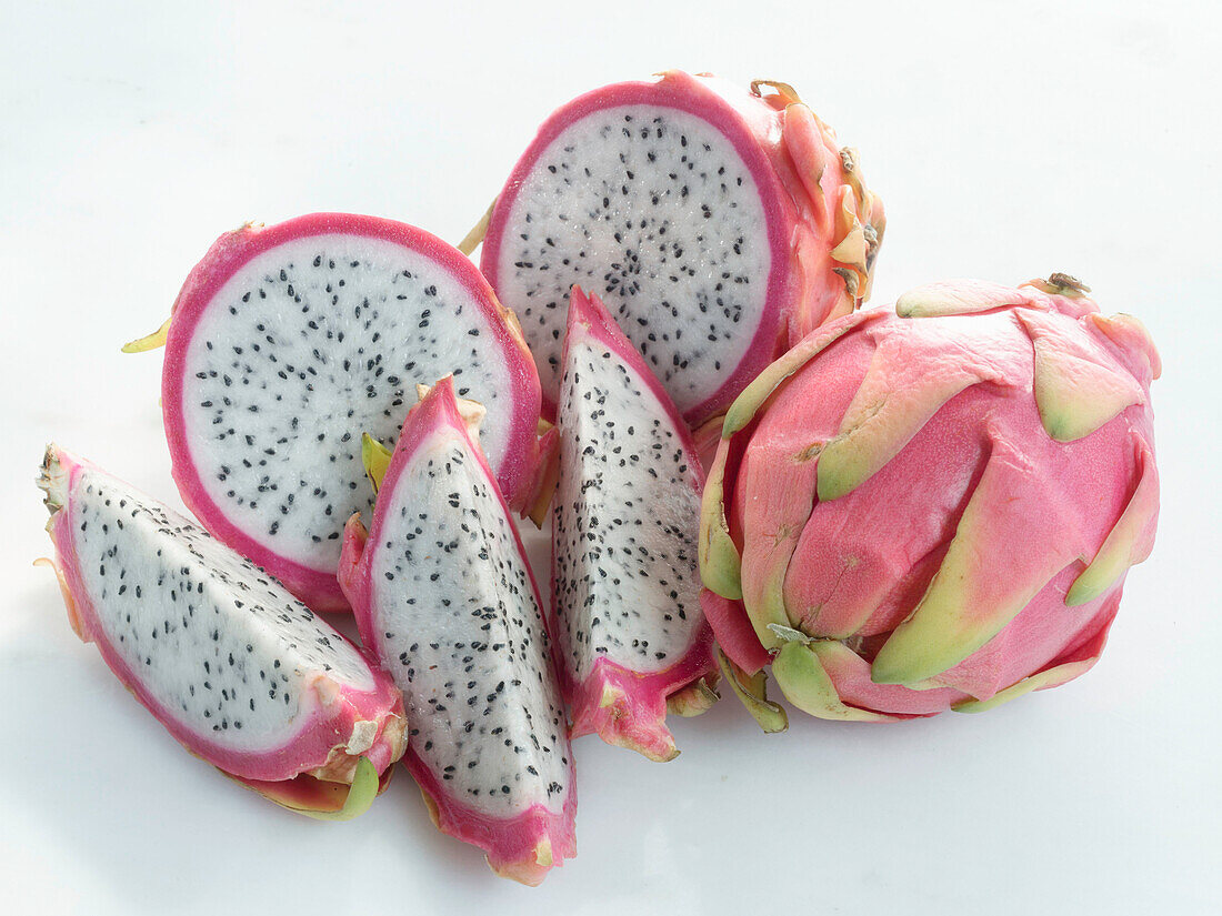 Pitahaya, ganz und aufgeschnitten