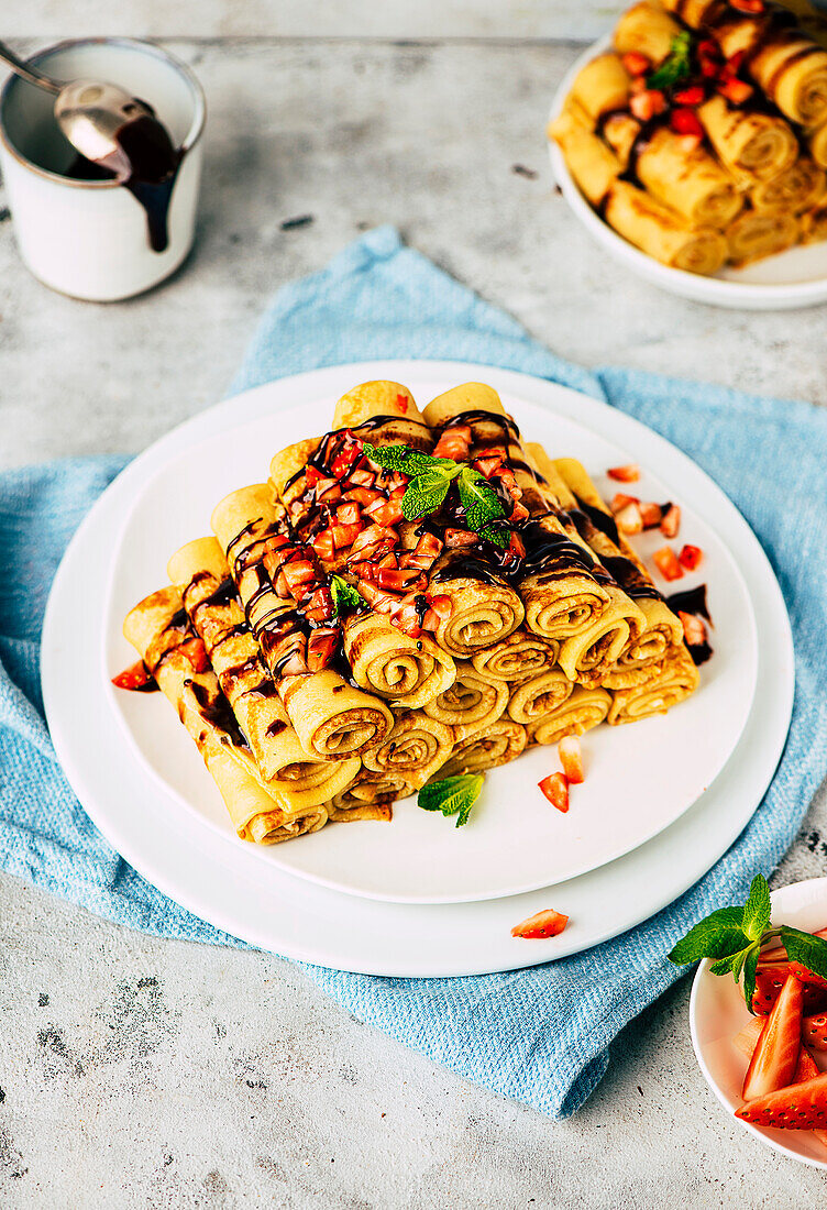 Pfannkuchen mit Erdbeer und Schokoladensauce