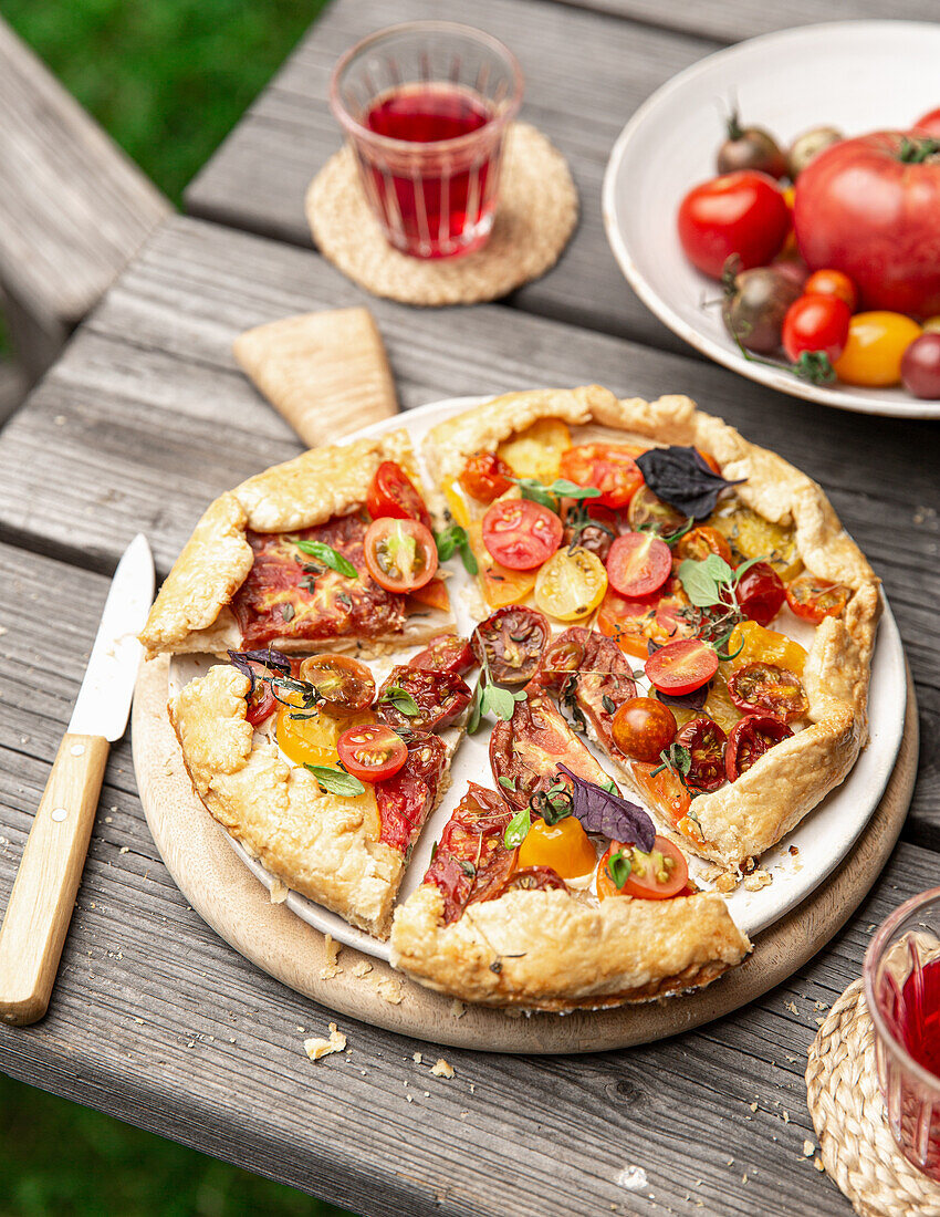 Tomaten-Galette auf Tisch im Freien