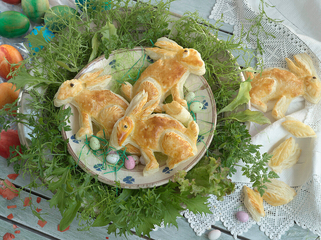 Osterhasen aus Blätterteig, in einem Salatkranz aus Mizuna und Blattsenf