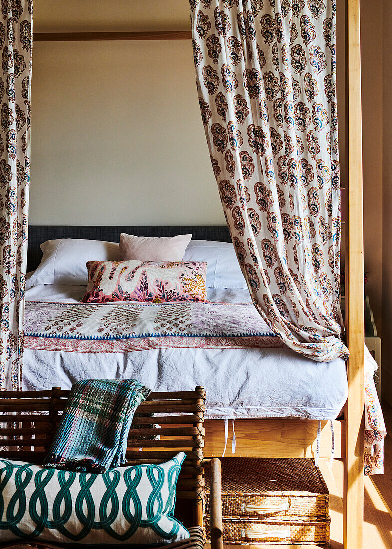 Himmelbett mit Holzgestell im Schlafzimmer