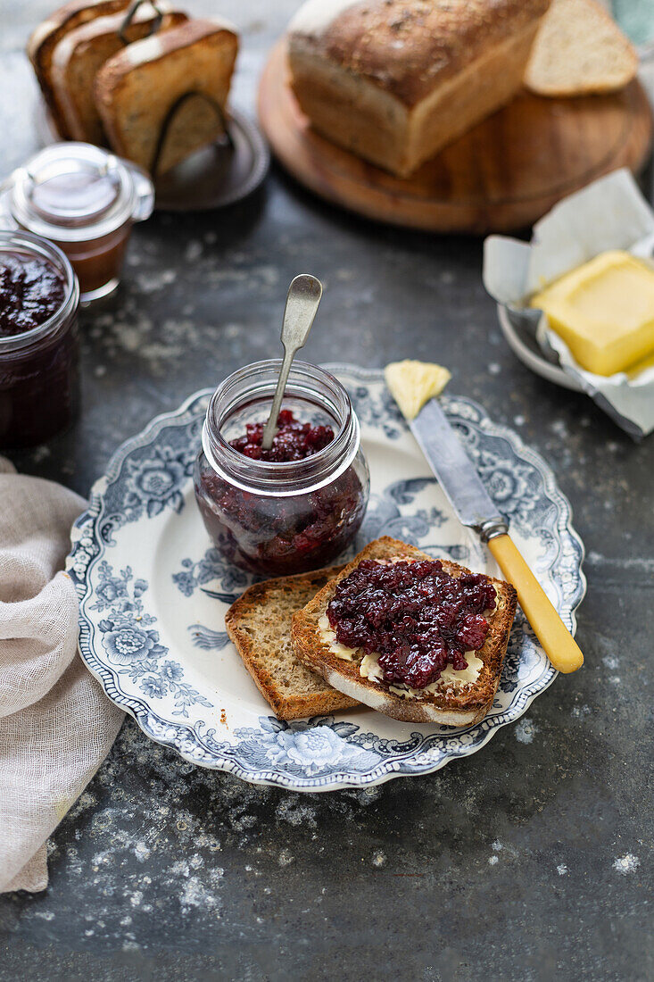 Toast mit Butter und Marmelade