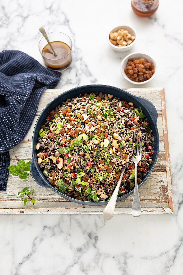 Reissalat mit Sonnenblumenkernen, Cashewnüssen und Sultaninen