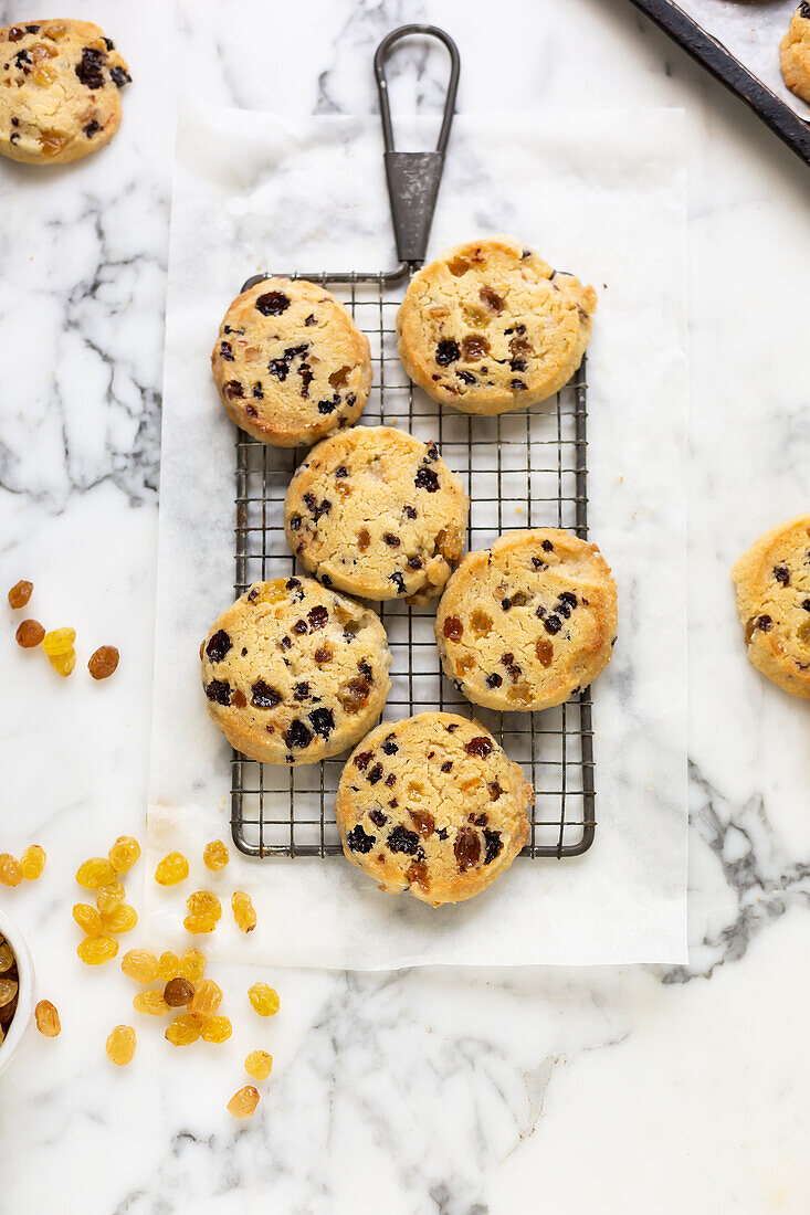 Shortbread biscuits with sultanas