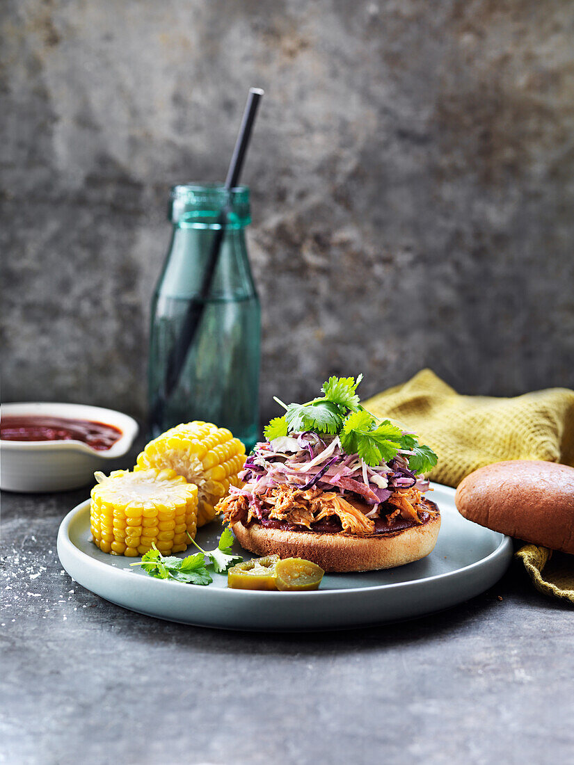 Pulled Chicken Burger mit Maiskolben und Cole Slaw